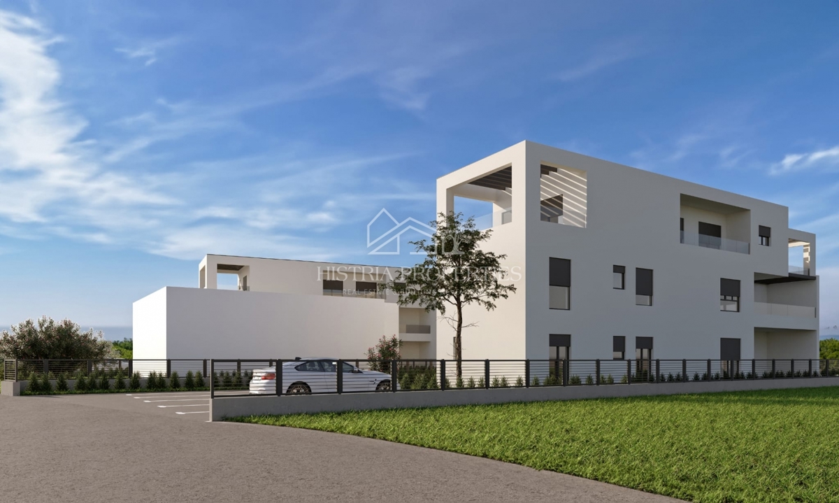 Apartma z dvoriščem na odlični lokaciji 900m od morja