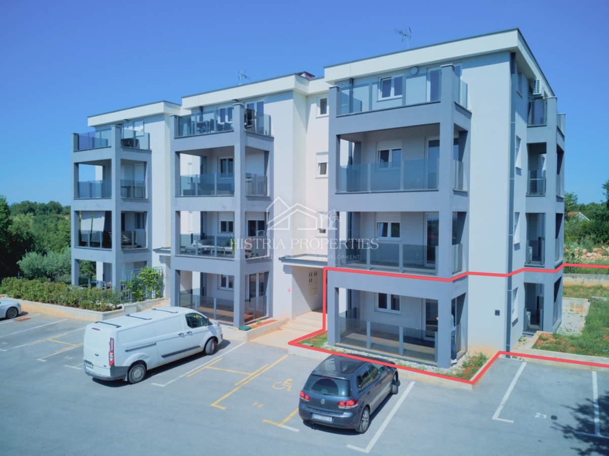 Novo stanovanje z velikim dvoriščem v bližini Poreča