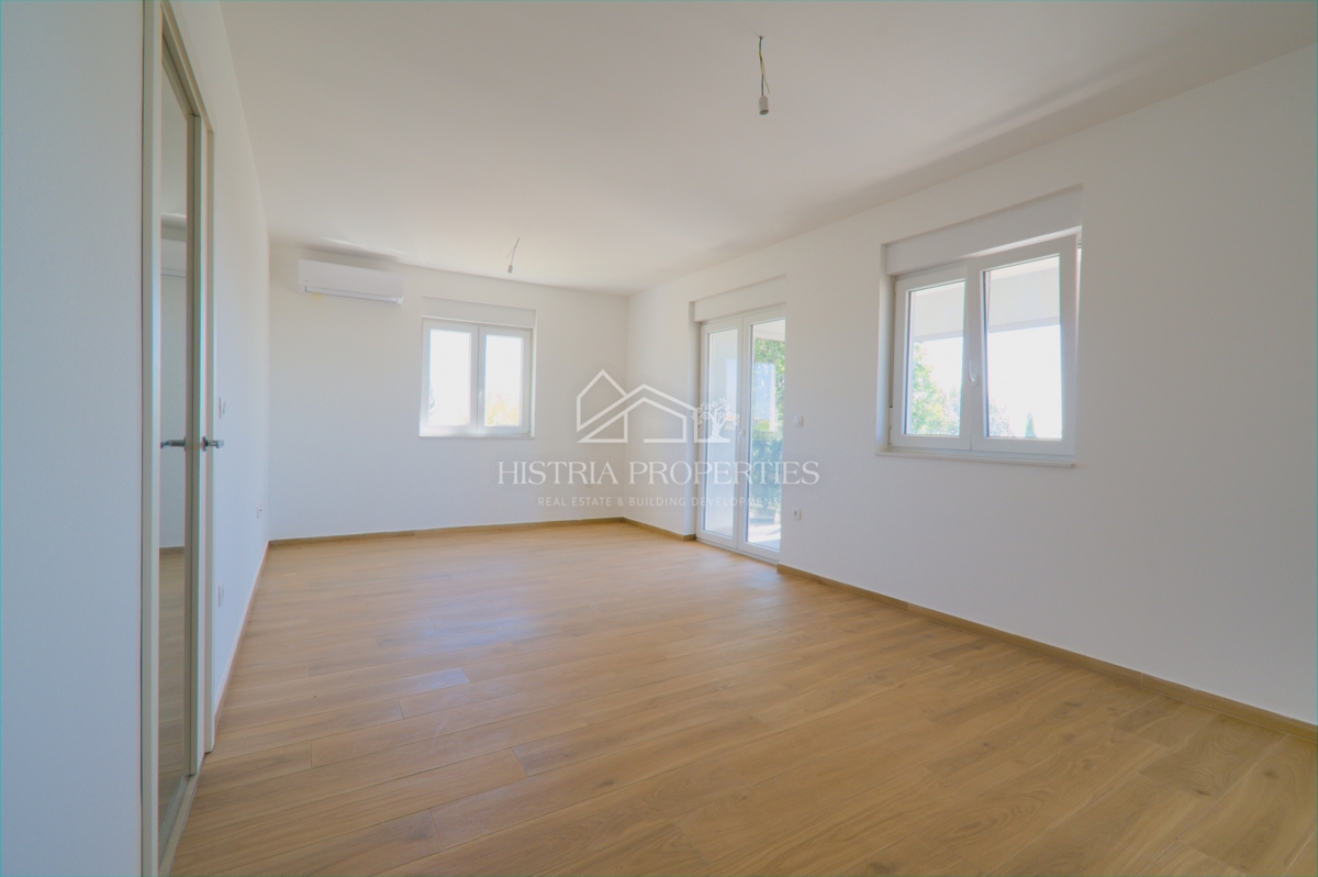 Novo stanovanje z velikim dvoriščem v bližini Poreča