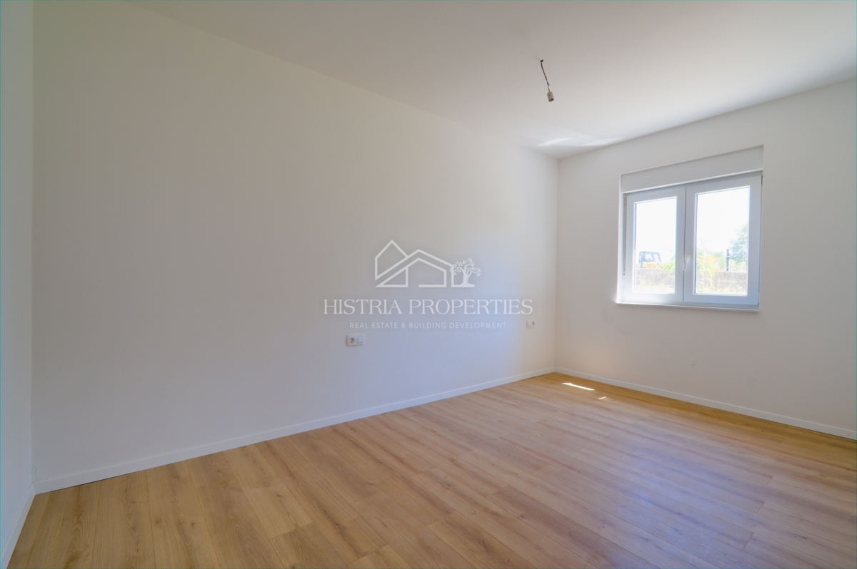 Novo stanovanje z velikim dvoriščem v bližini Poreča