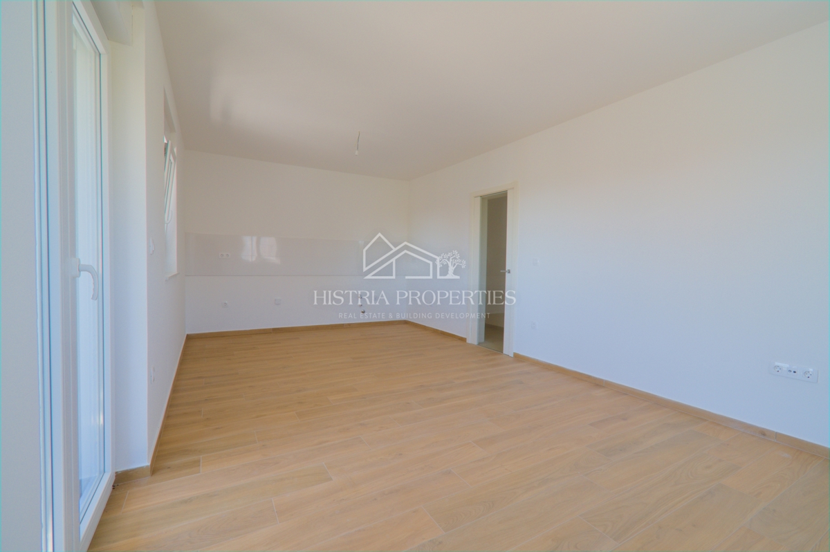Novo stanovanje z velikim dvoriščem v bližini Poreča