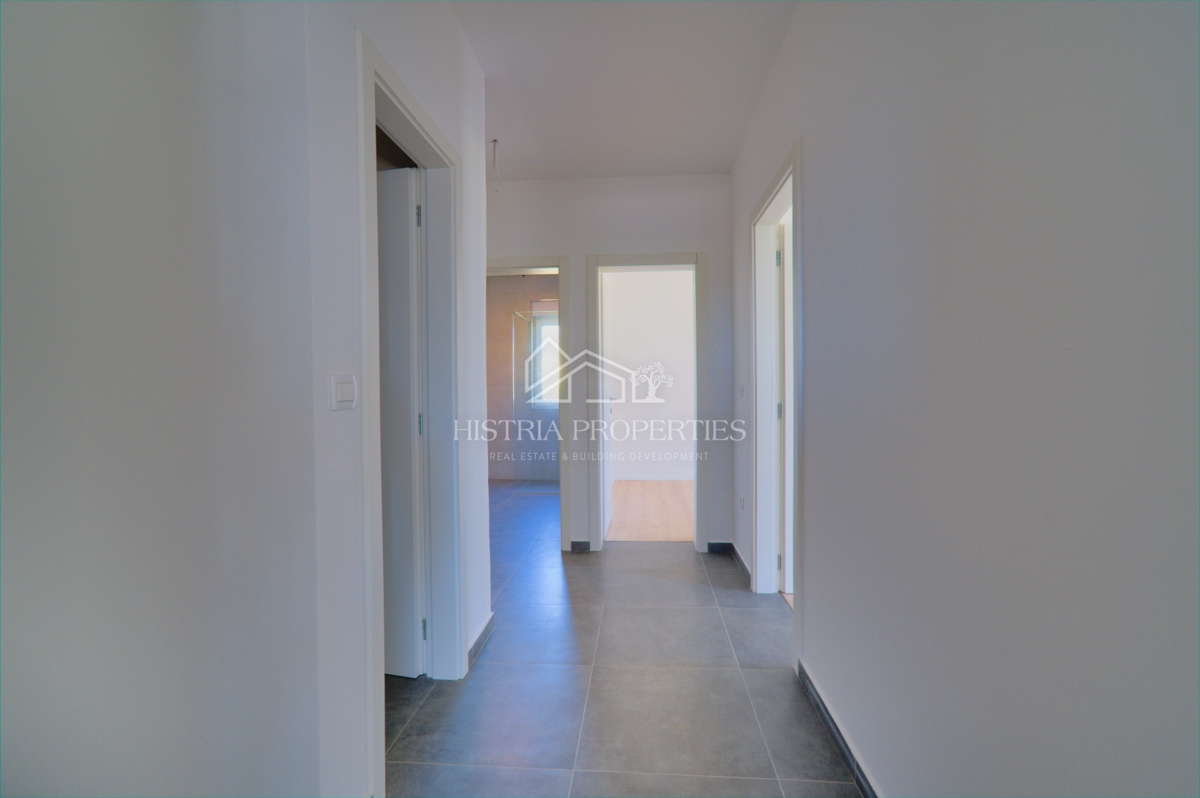 Novo stanovanje z velikim dvoriščem v bližini Poreča