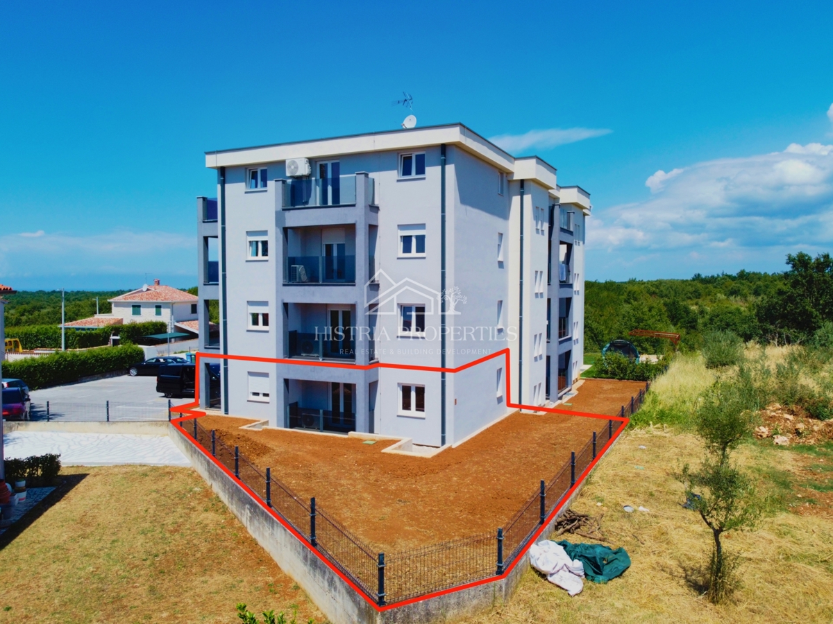 Novo stanovanje z velikim dvoriščem v bližini Poreča