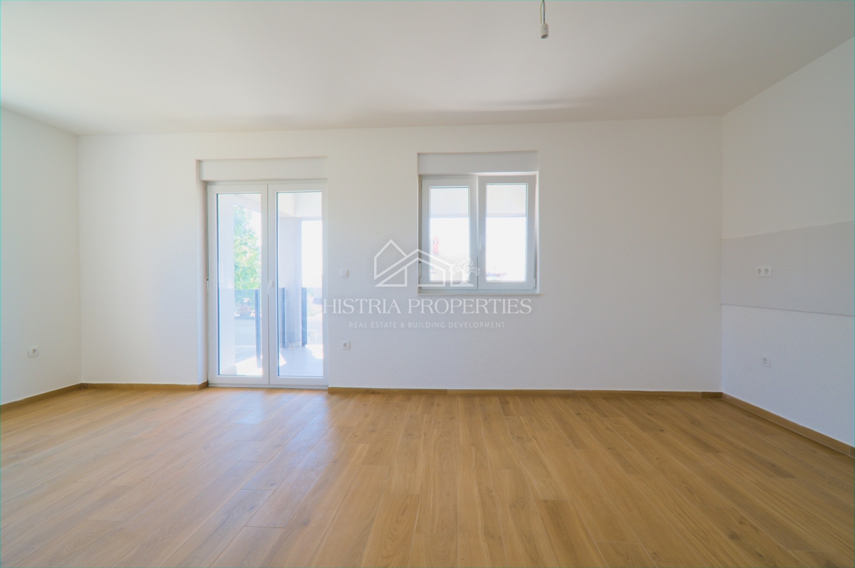 Novo stanovanje z velikim dvoriščem v bližini Poreča