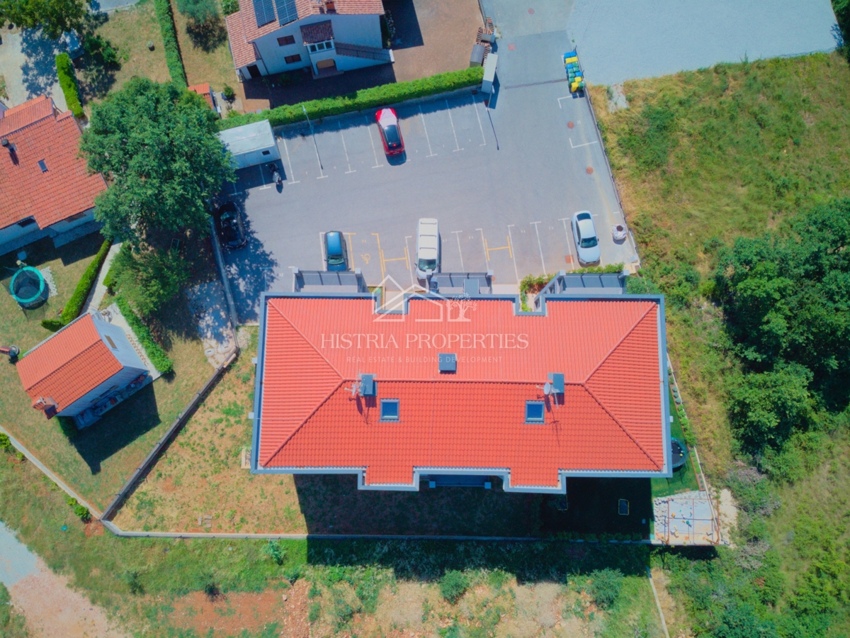 Novo stanovanje z velikim dvoriščem v bližini Poreča