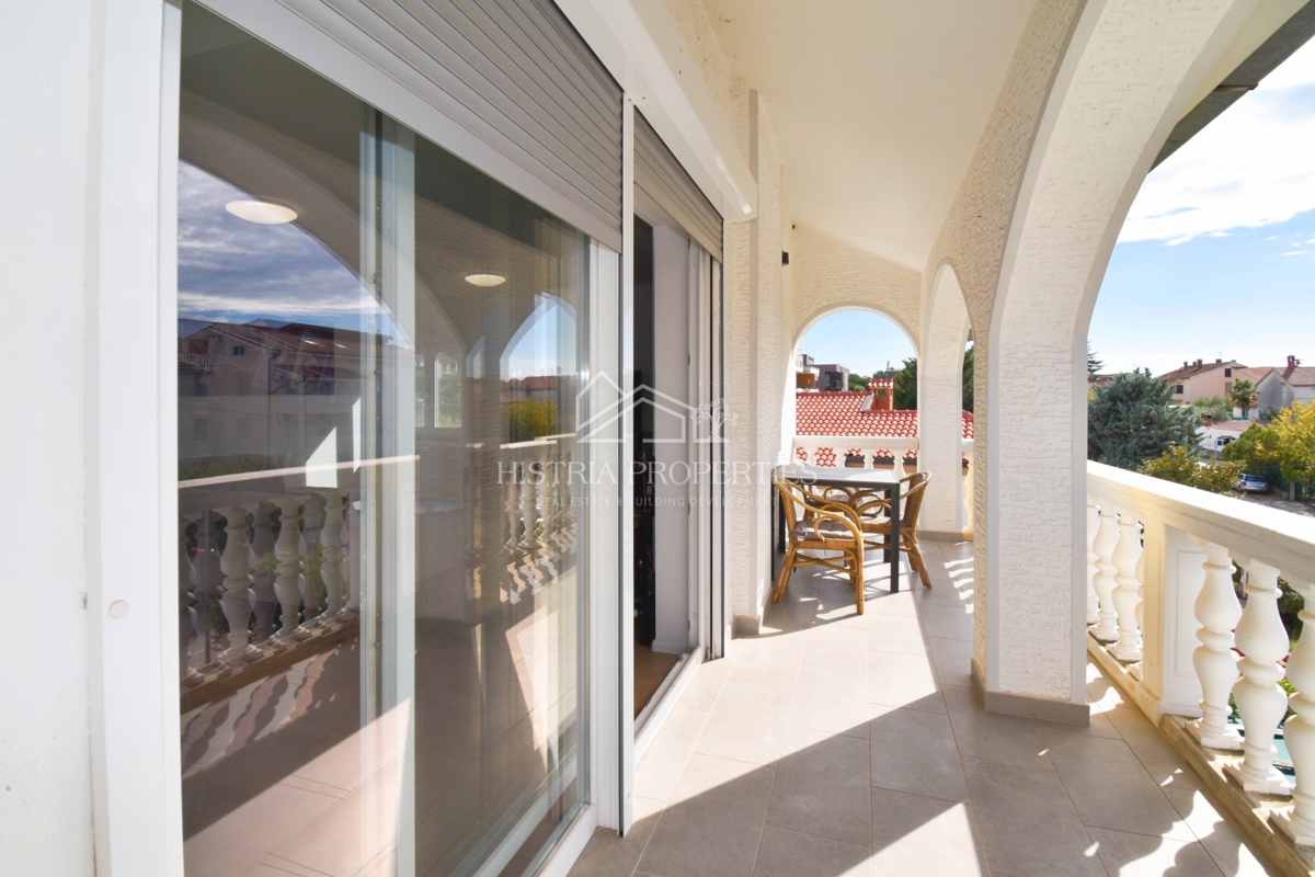 Udobno in opremljeno stanovanje v predmestju Poreča z dvema terasama