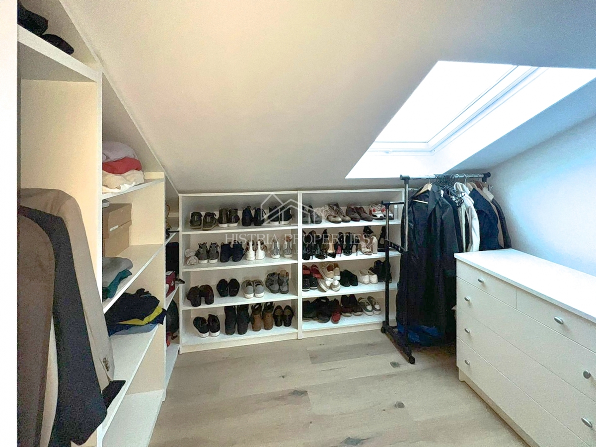 Udobno in opremljeno stanovanje v predmestju Poreča z dvema terasama