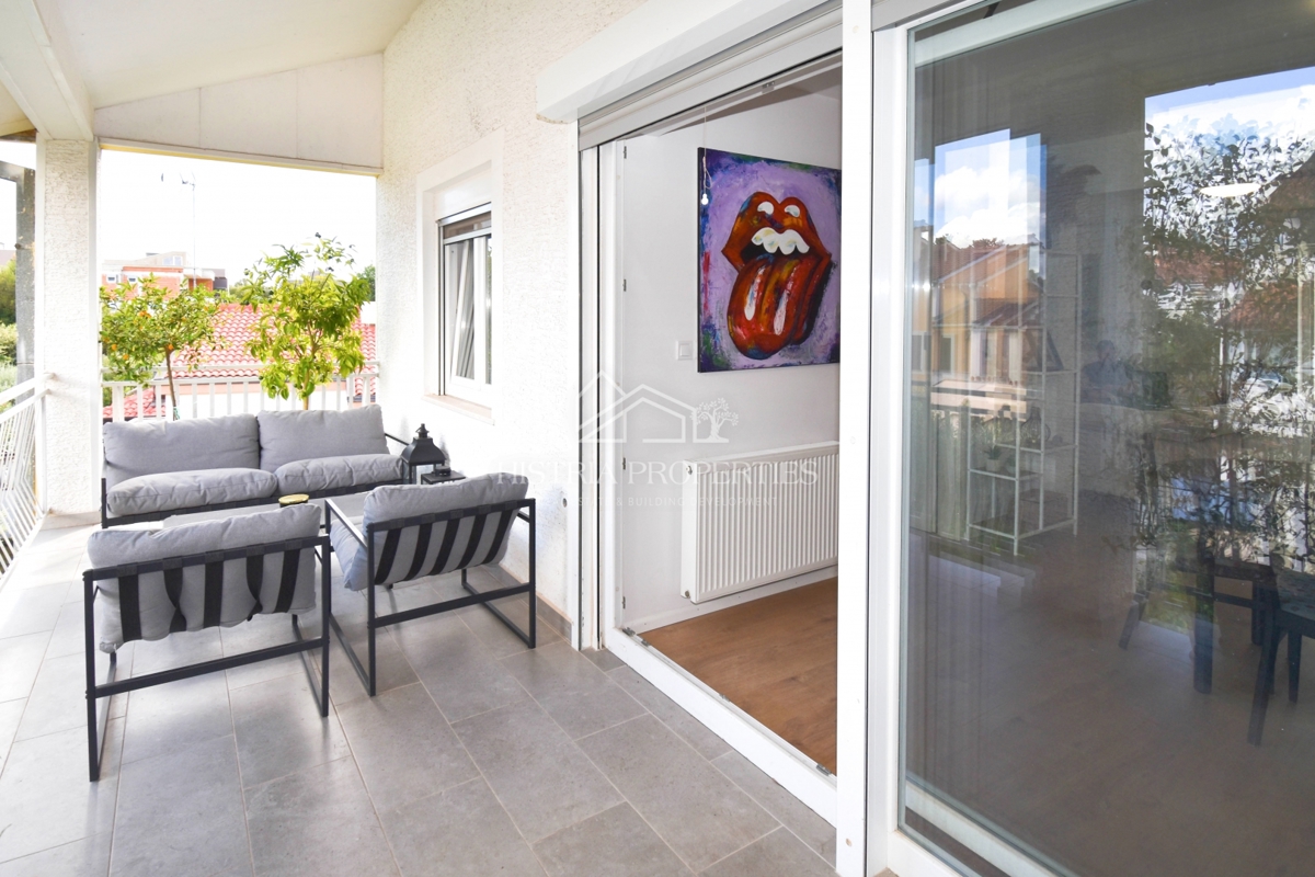 Udobno in opremljeno stanovanje v predmestju Poreča z dvema terasama