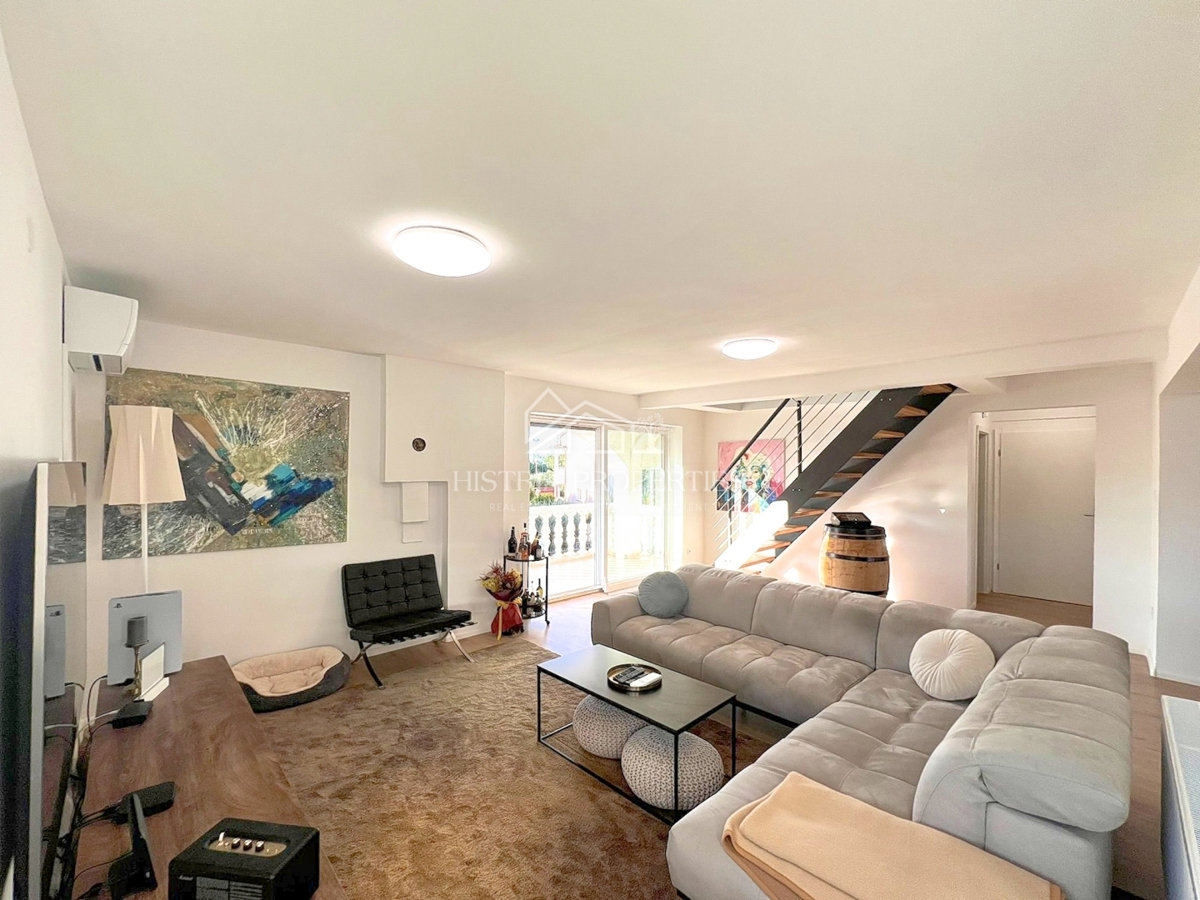 Udobno in opremljeno stanovanje v predmestju Poreča z dvema terasama