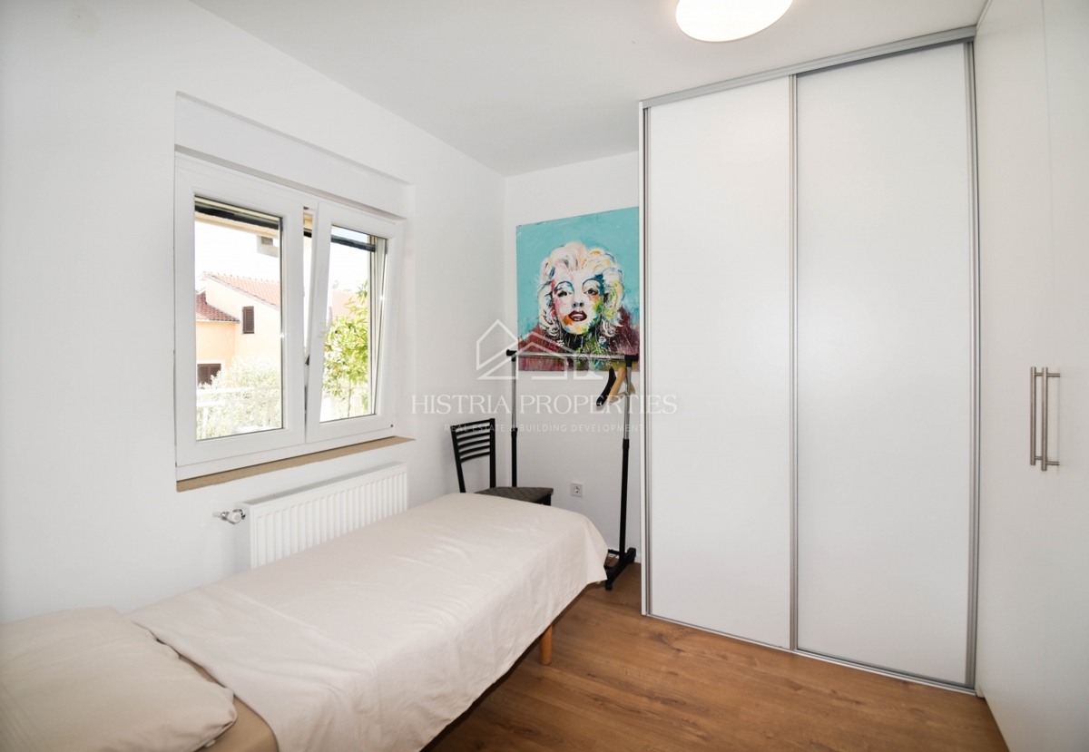 Udobno in opremljeno stanovanje v predmestju Poreča z dvema terasama