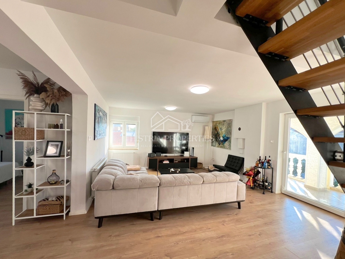 Udobno in opremljeno stanovanje v predmestju Poreča z dvema terasama