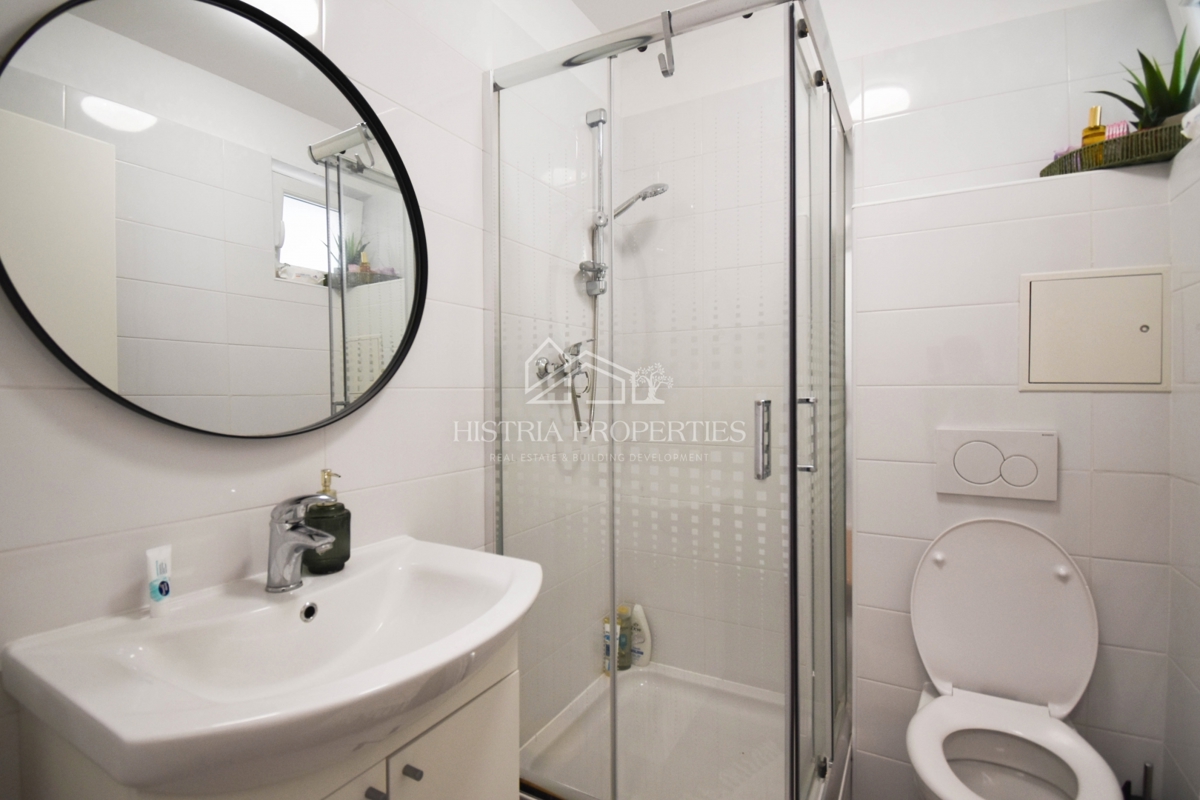 Udobno in opremljeno stanovanje v predmestju Poreča z dvema terasama