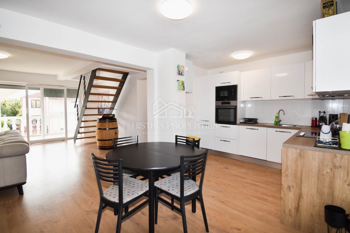 Udobno in opremljeno stanovanje v predmestju Poreča z dvema terasama