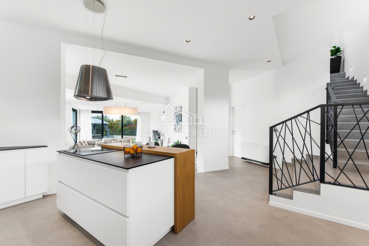 Idilična lokacija z impresivno vilo, dobro opremljeno in okusno opremljeno