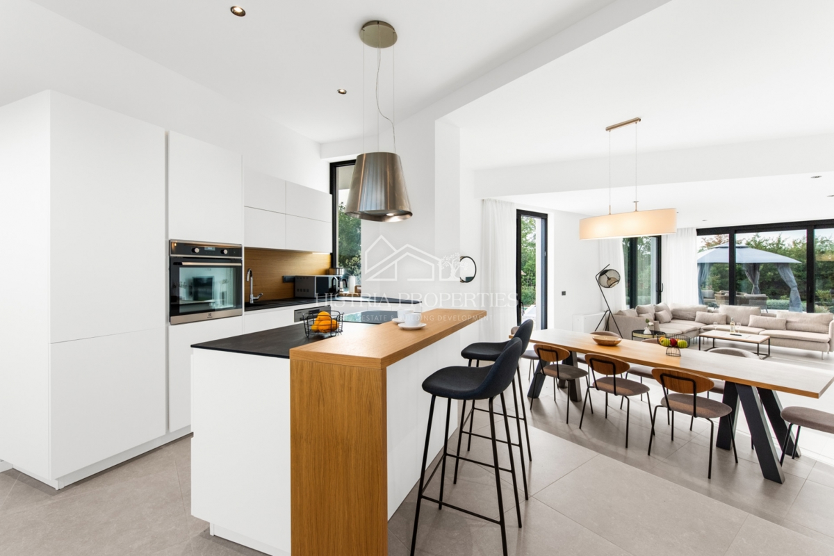 Idilična lokacija z impresivno vilo, dobro opremljeno in okusno opremljeno