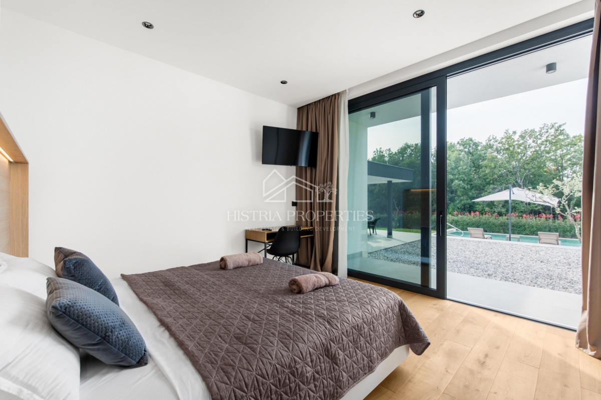 Idilična lokacija z impresivno vilo, dobro opremljeno in okusno opremljeno