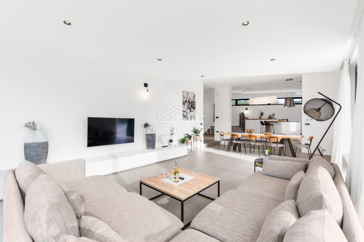 Idilična lokacija z impresivno vilo, dobro opremljeno in okusno opremljeno