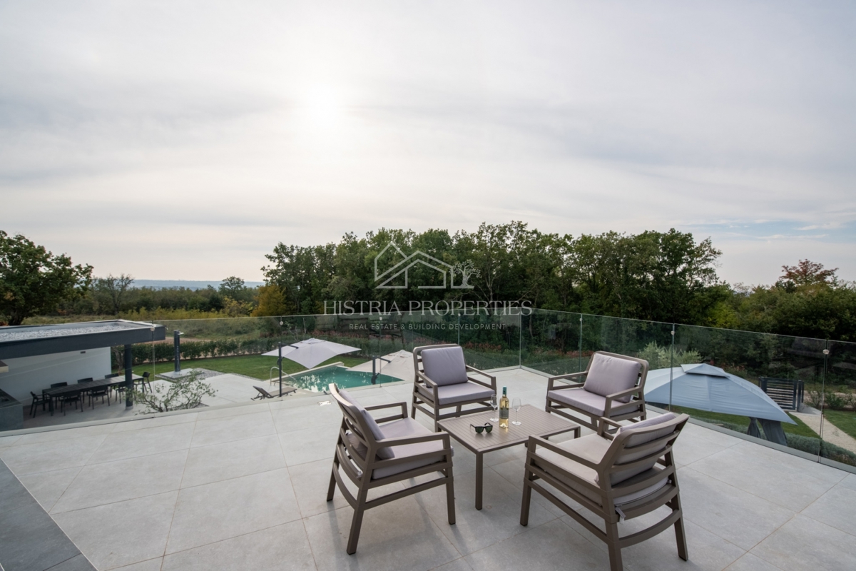 Idilična lokacija z impresivno vilo, dobro opremljeno in okusno opremljeno