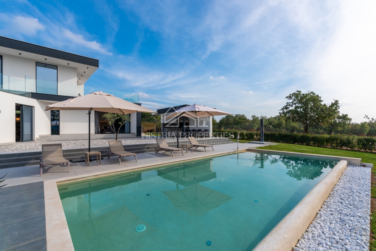 Idilična lokacija z impresivno vilo, dobro opremljeno in okusno opremljeno