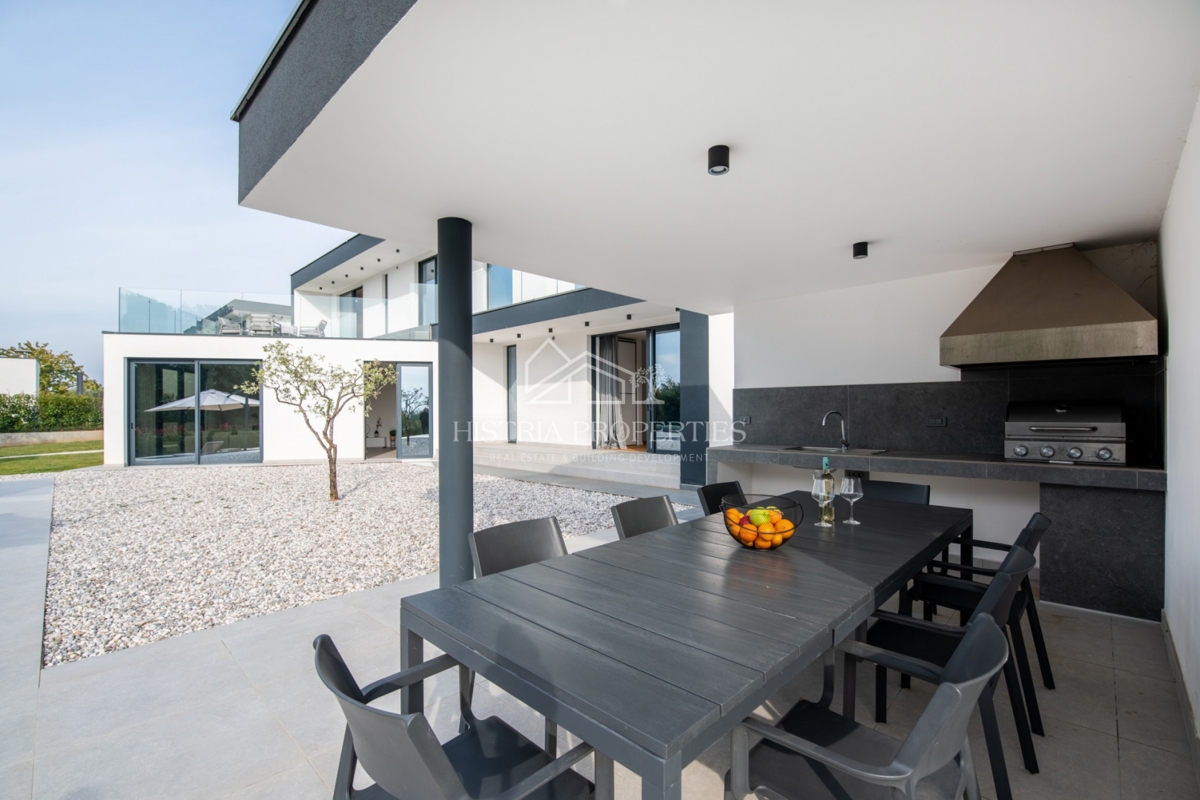 Idilična lokacija z impresivno vilo, dobro opremljeno in okusno opremljeno