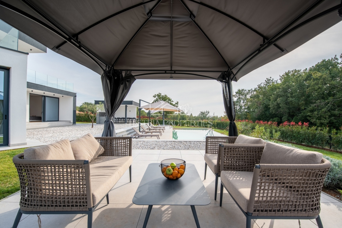 Idilična lokacija z impresivno vilo, dobro opremljeno in okusno opremljeno