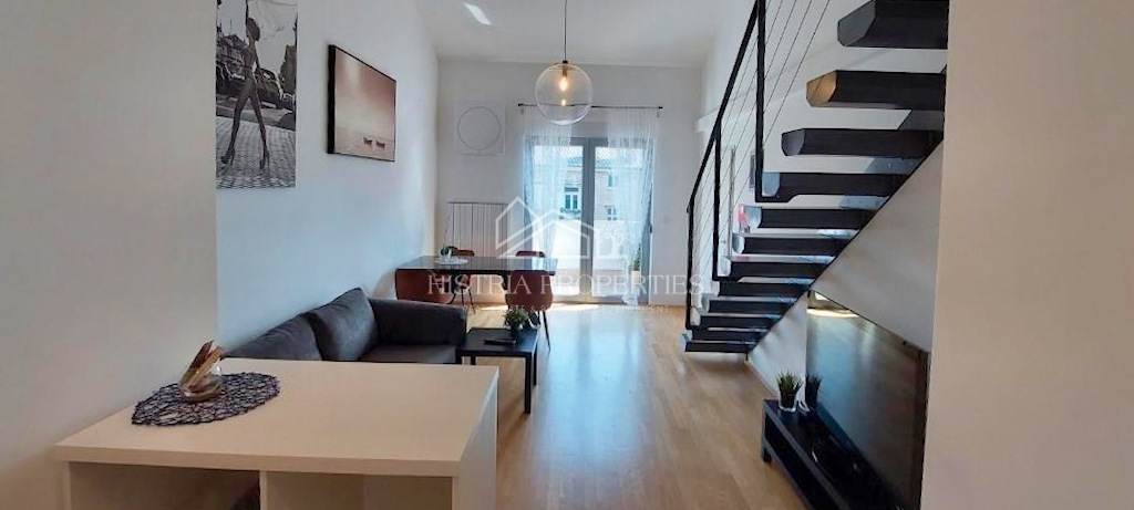 Prijetno, udobno in popolnoma opremljeno stanovanje v središču mesta z dvema terasama in dvigalom