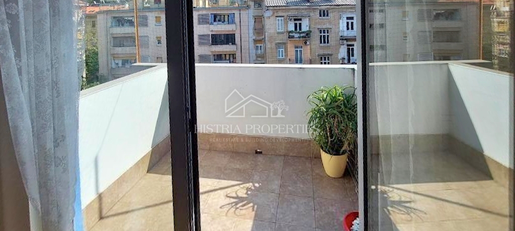 Prijetno, udobno in popolnoma opremljeno stanovanje v središču mesta z dvema terasama in dvigalom