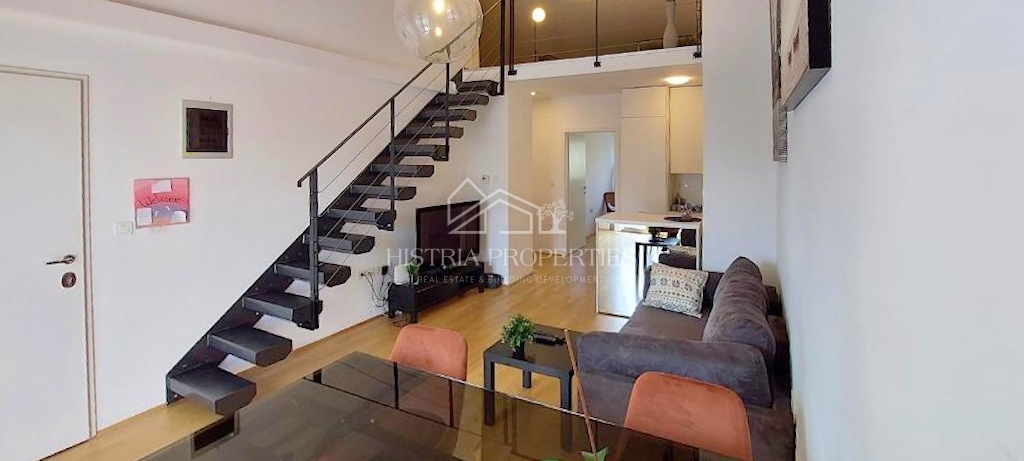 Prijetno, udobno in popolnoma opremljeno stanovanje v središču mesta z dvema terasama in dvigalom