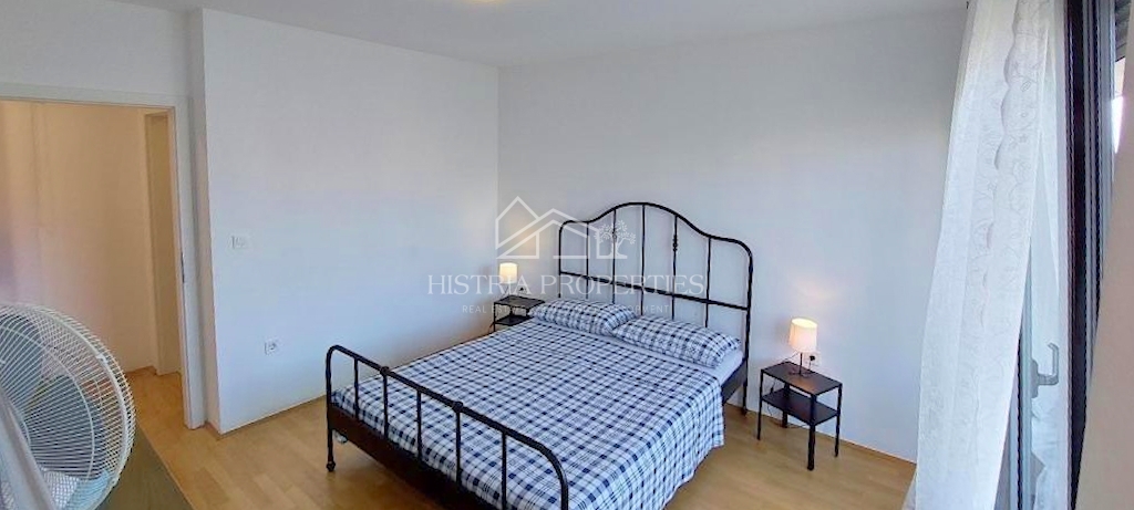 Prijetno, udobno in popolnoma opremljeno stanovanje v središču mesta z dvema terasama in dvigalom