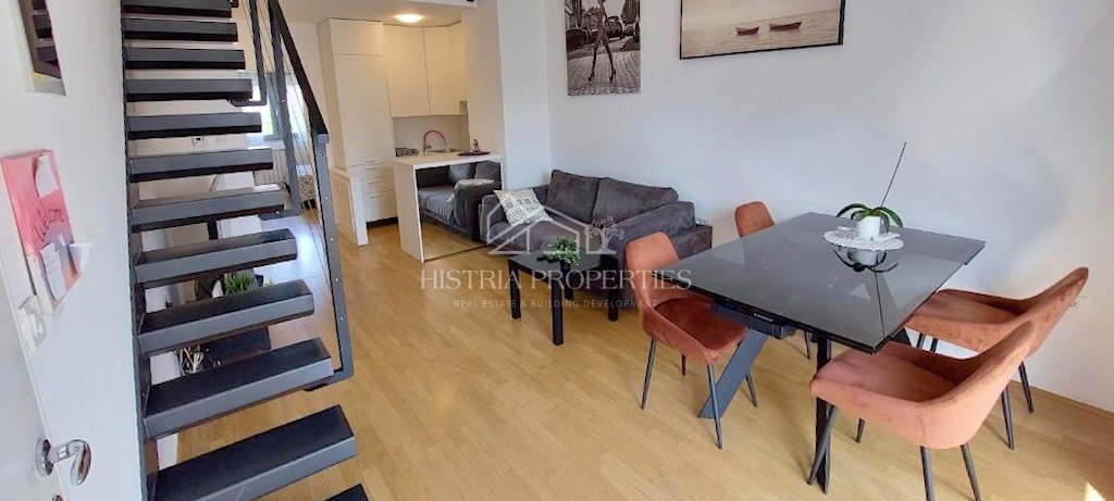 Prijetno, udobno in popolnoma opremljeno stanovanje v središču mesta z dvema terasama in dvigalom