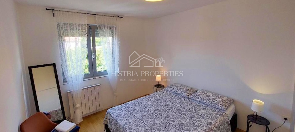 Prijetno, udobno in popolnoma opremljeno stanovanje v središču mesta z dvema terasama in dvigalom