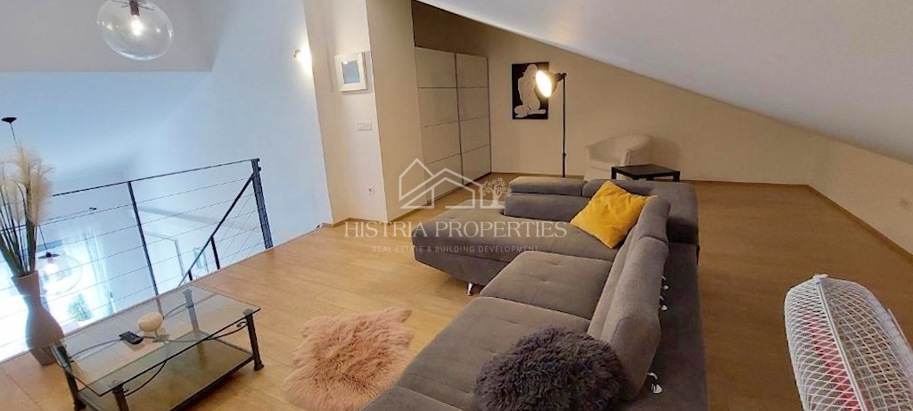 Prijetno, udobno in popolnoma opremljeno stanovanje v središču mesta z dvema terasama in dvigalom