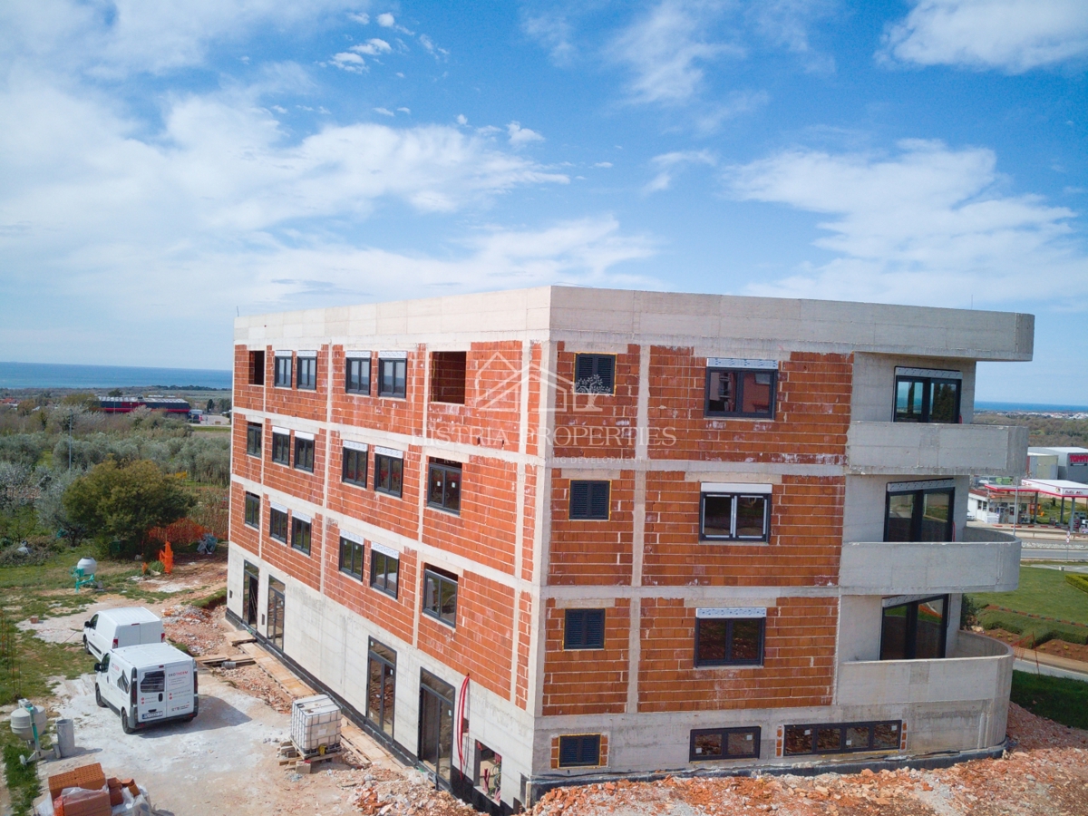 Apartma s teraso in pogledom na morje ter Alpe, le 1 km od plaže