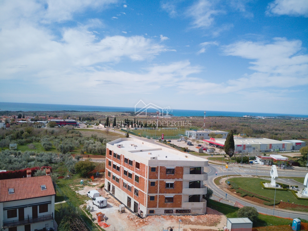 Apartma s teraso in pogledom na morje ter Alpe, le 1 km od plaže