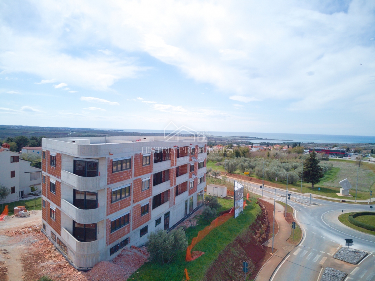 Apartma s teraso in pogledom na morje ter Alpe, le 1 km od plaže