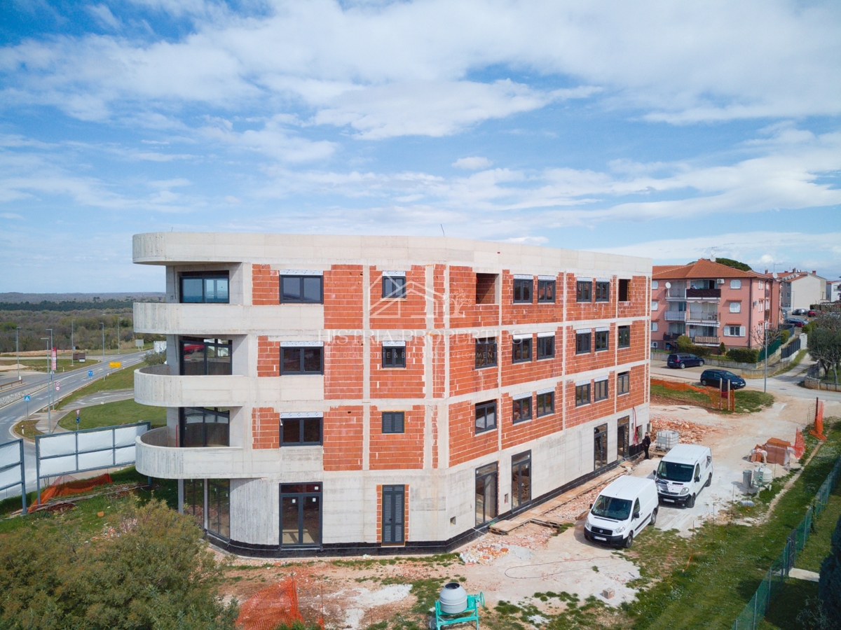 Apartma s teraso in pogledom na morje ter Alpe, le 1 km od plaže