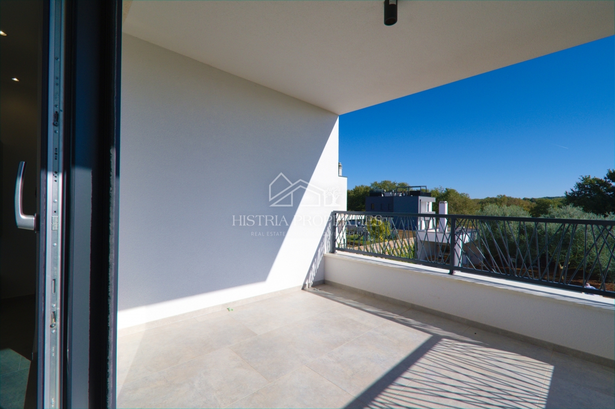 Moderno opremljeno stanovanje s prostorno strešno teraso, 1 km od morja