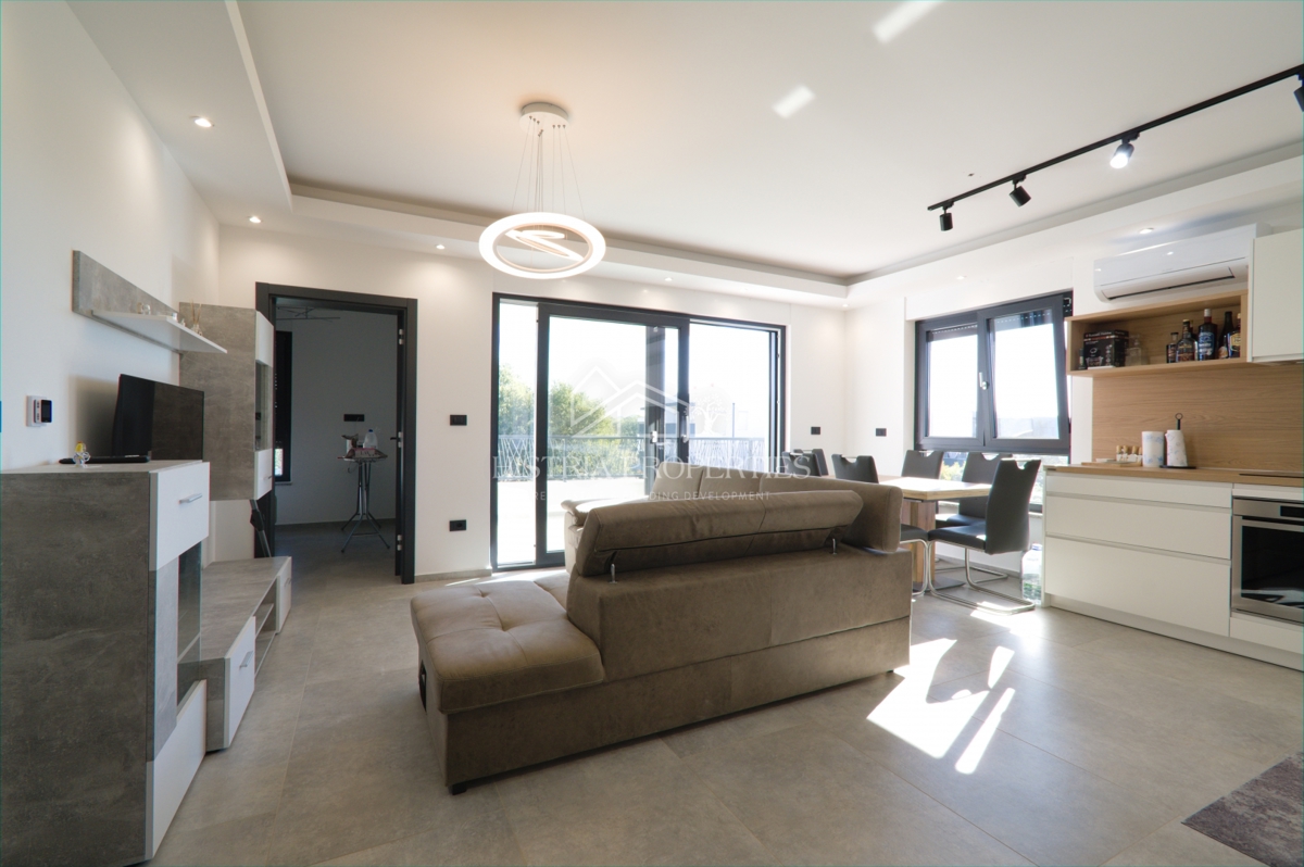 Moderno opremljeno stanovanje s prostorno strešno teraso, 1 km od morja