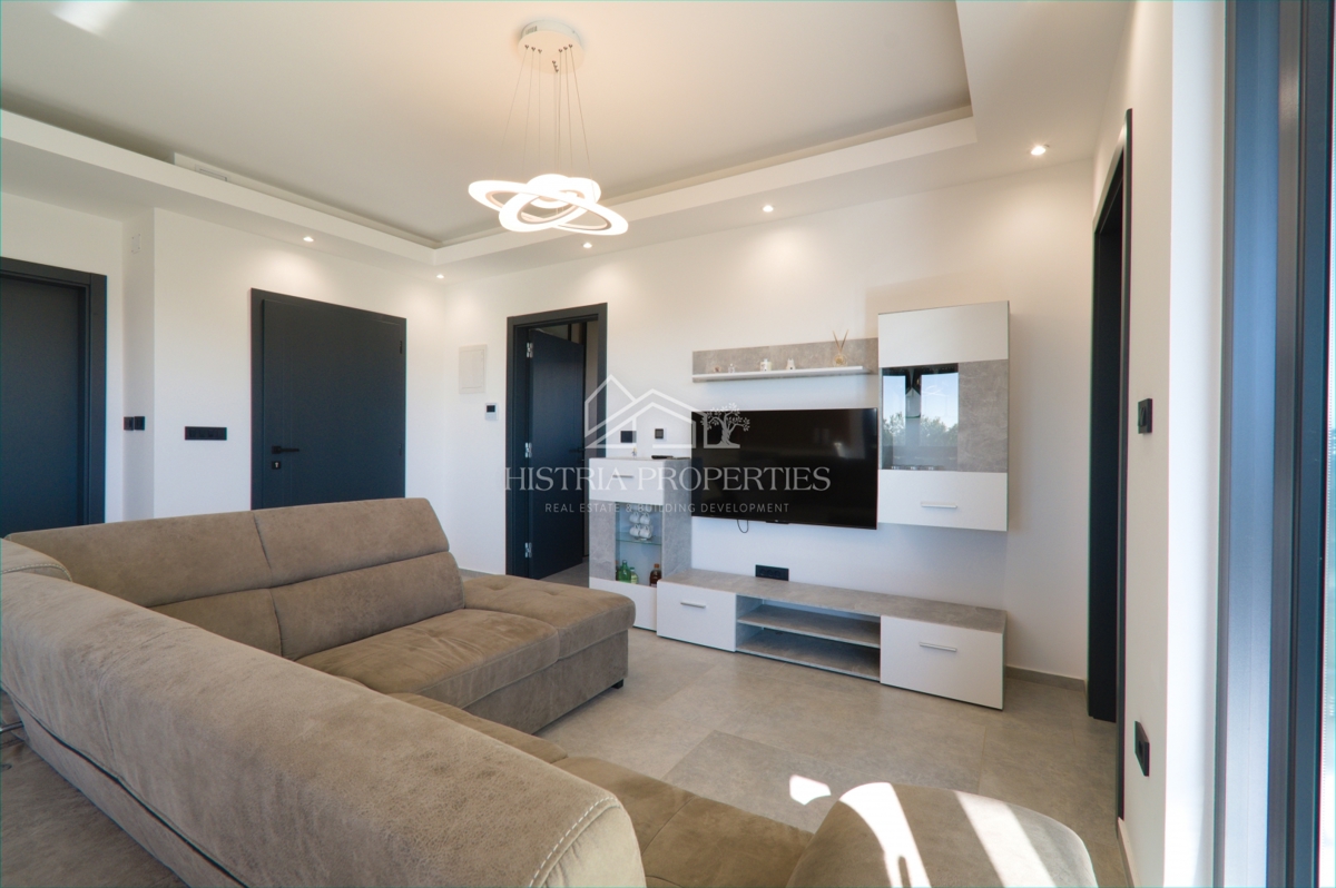 Moderno opremljeno stanovanje s prostorno strešno teraso, 1 km od morja