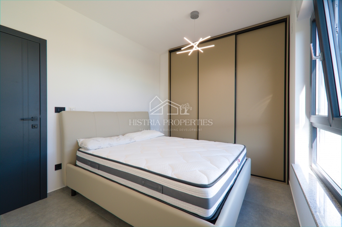 Moderno opremljeno stanovanje s prostorno strešno teraso, 1 km od morja