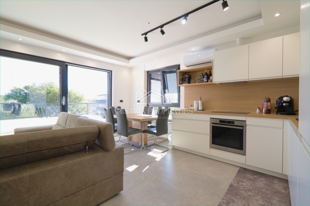 Moderno opremljeno stanovanje s prostorno strešno teraso, 1 km od morja