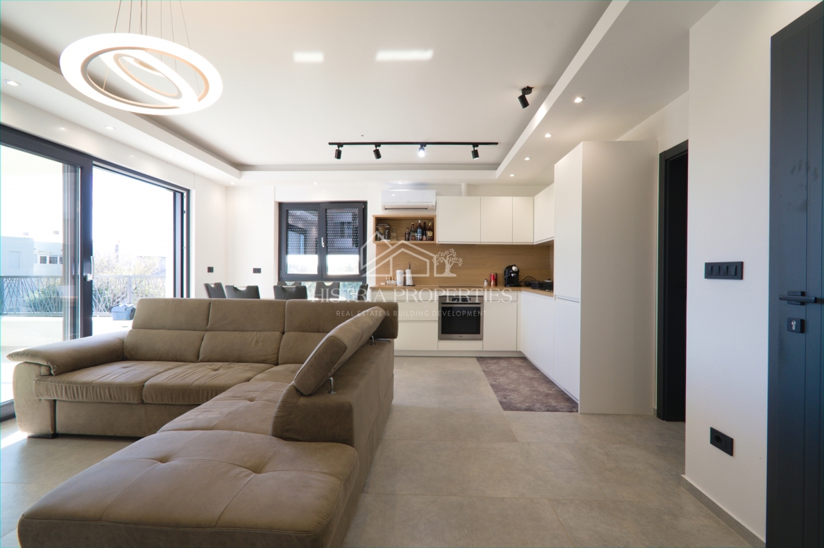 Moderno opremljeno stanovanje s prostorno strešno teraso, 1 km od morja