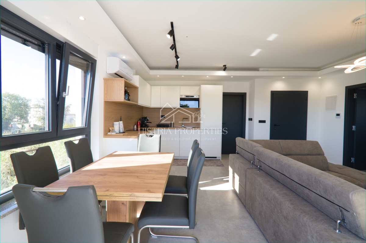 Moderno opremljeno stanovanje s prostorno strešno teraso, 1 km od morja