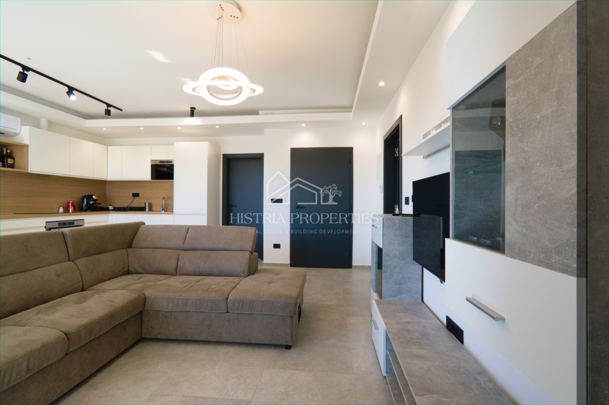 Moderno opremljeno stanovanje s prostorno strešno teraso, 1 km od morja