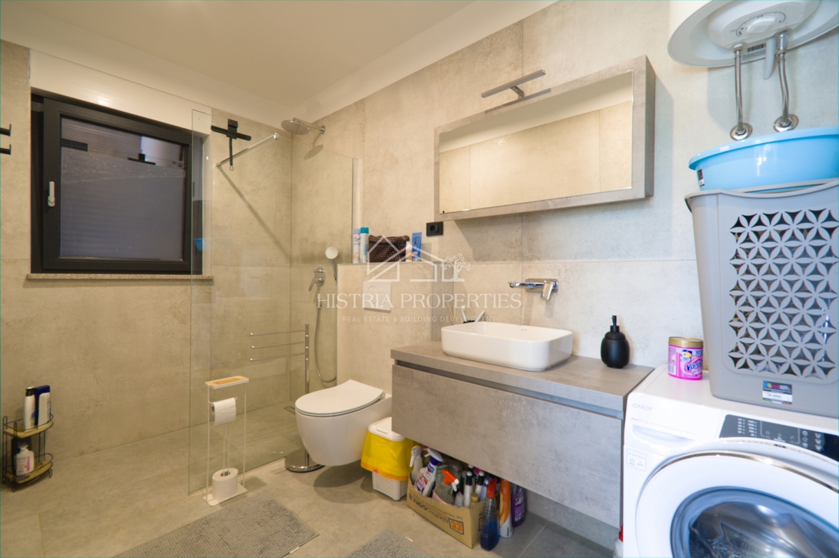 Moderno opremljeno stanovanje s prostorno strešno teraso, 1 km od morja