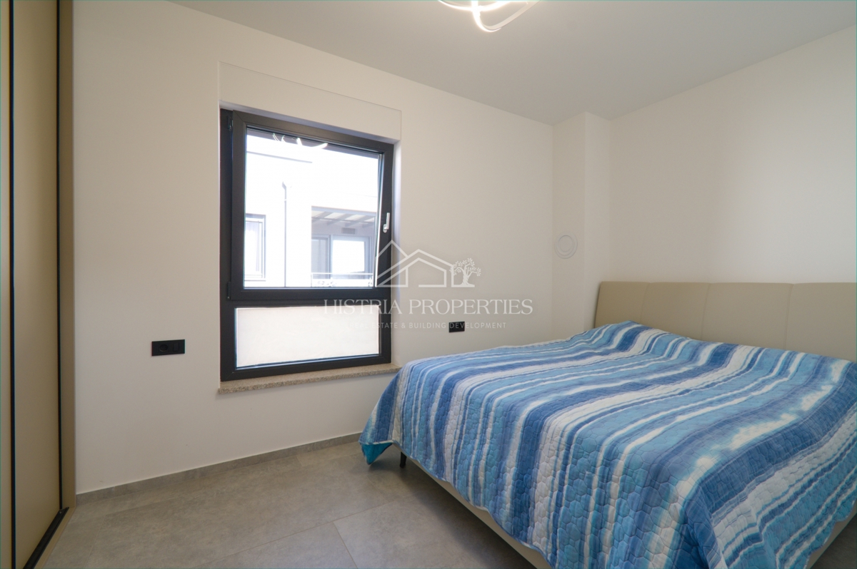 Moderno opremljeno stanovanje s prostorno strešno teraso, 1 km od morja