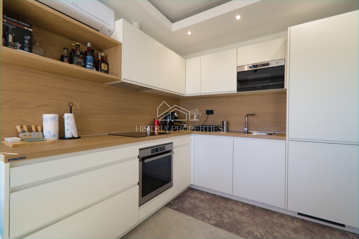 Moderno opremljeno stanovanje s prostorno strešno teraso, 1 km od morja