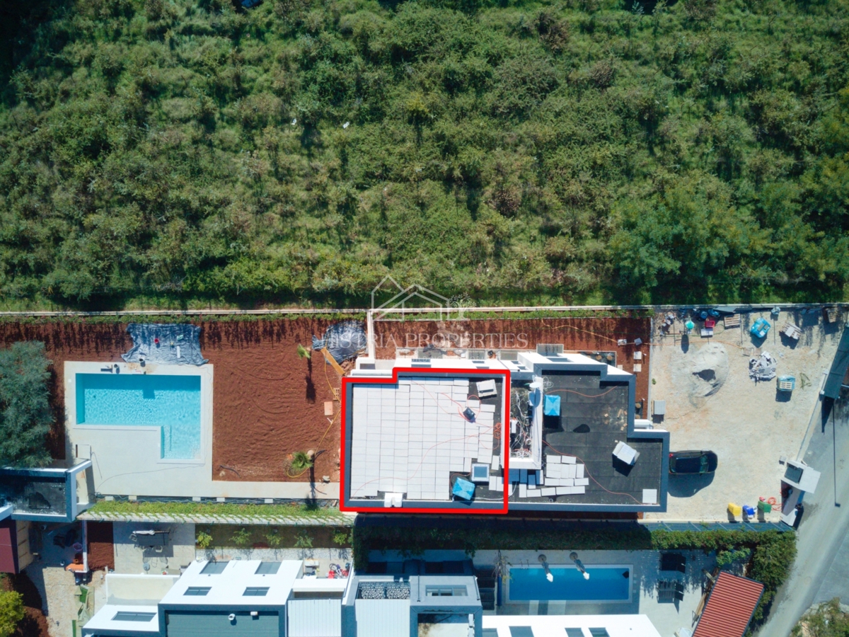 Moderno opremljeno stanovanje s prostorno strešno teraso, 1 km od morja