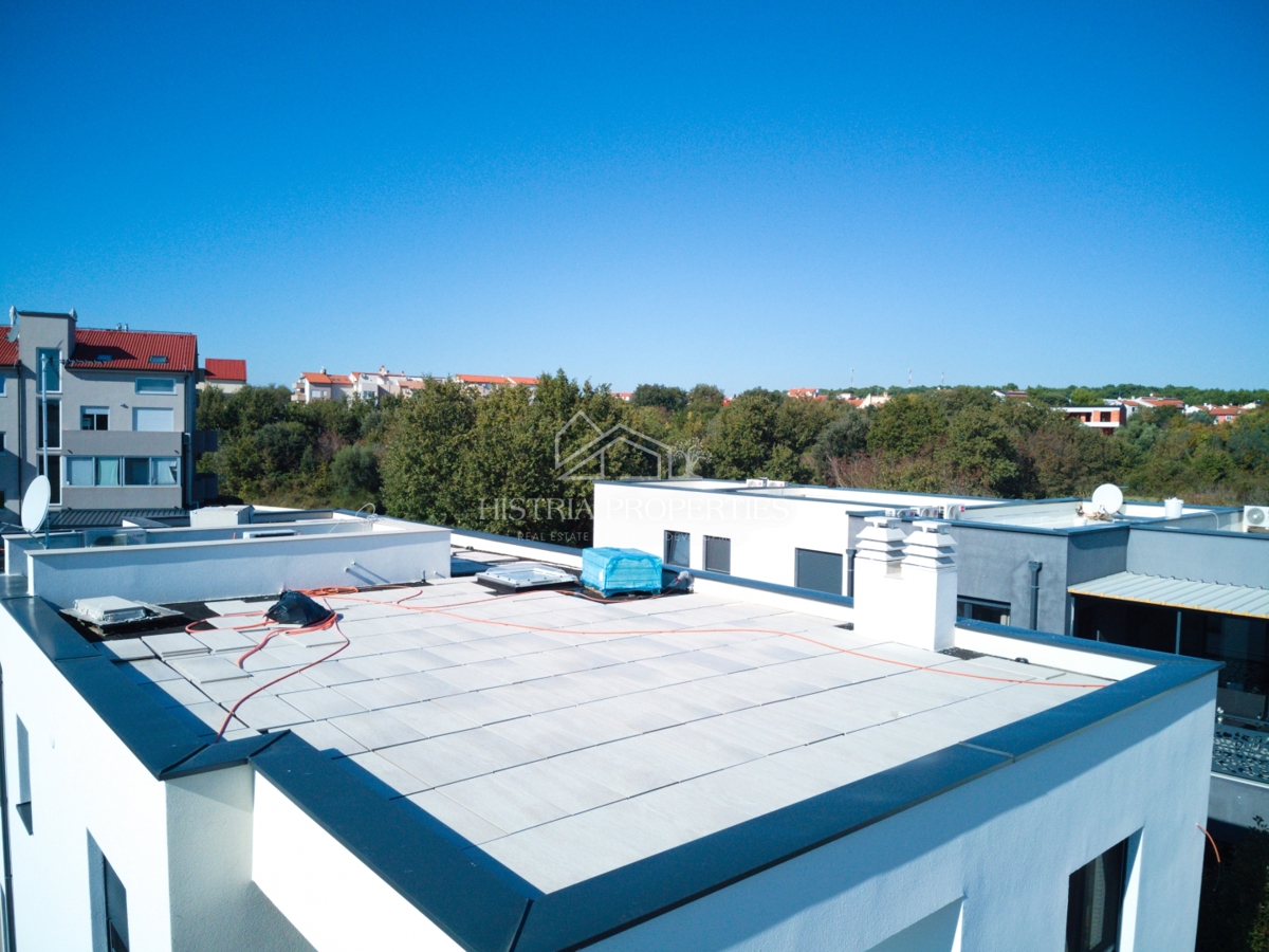 Moderno opremljeno stanovanje s prostorno strešno teraso, 1 km od morja