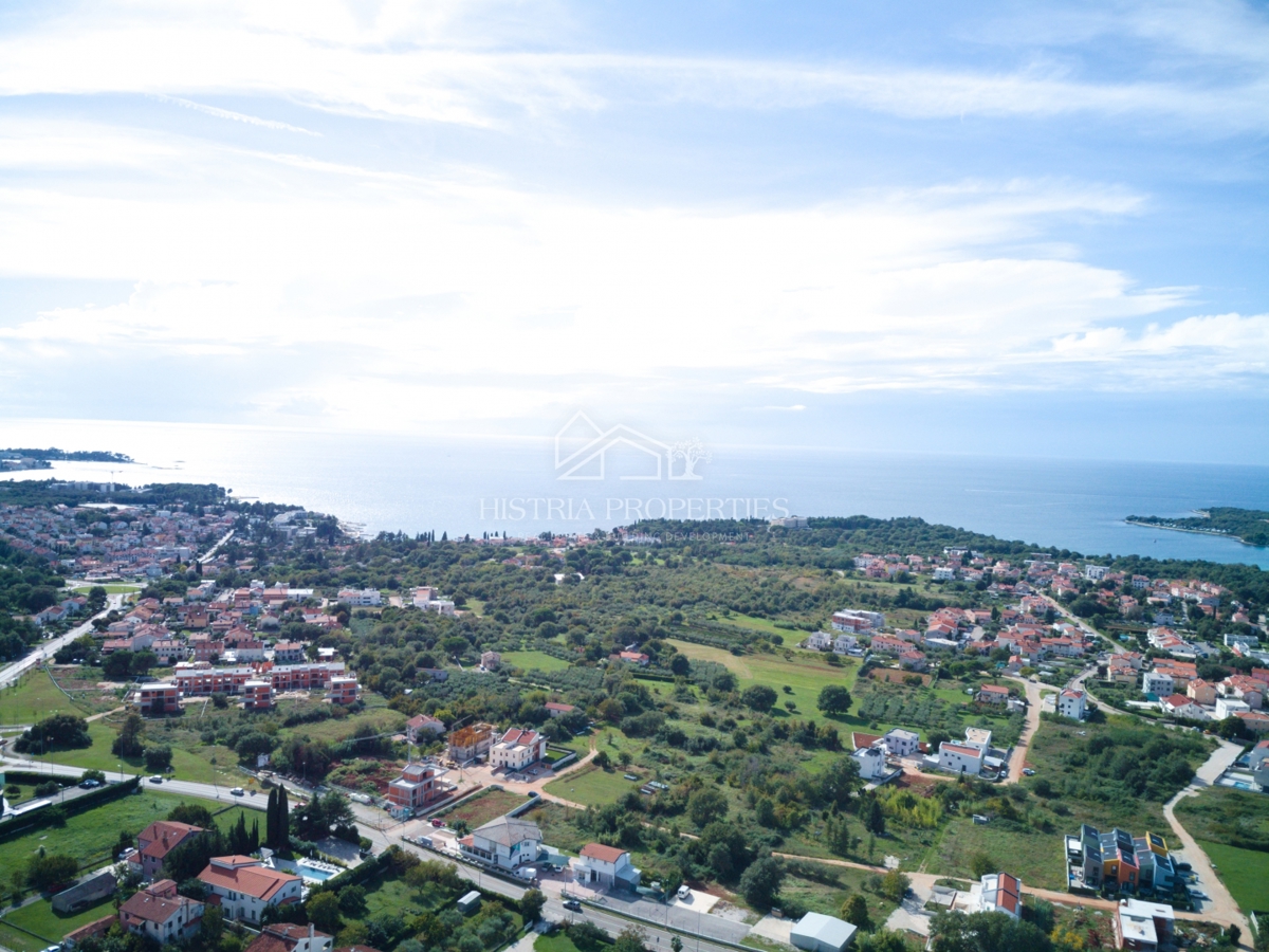 Privlačno zemljišče z razgledom v bližini morja za gradnjo luksuzne vile ali stavbe s 4 apartmaji